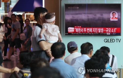 South Korean people watch television news on North Korea's possible nuclear test at the Seoul Station on Sept. 3, 2017. (Yonhap) 