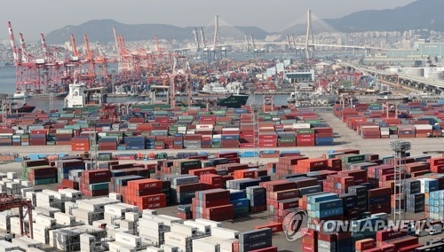 Containers are stacked at the southeastern port of Busan on Oct. 26, 2017. (Yonhap) 