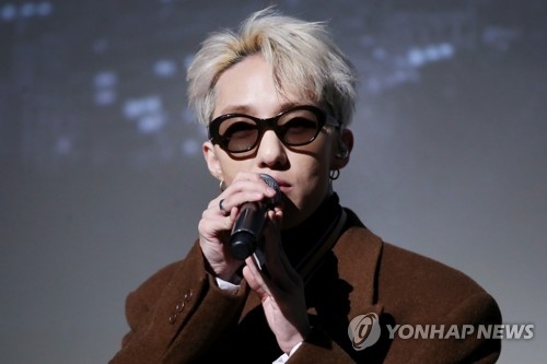 Singer-songwriter Zion.T speaks to reporters during a media showcase for his new single, "Snow," at CGV Cheongdam theater in southern Seoul on Dec. 4, 2017. (Yonhap)