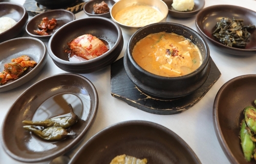This photo shows "cheonggukjangjjigae," a stew made with fermented soybean paste, offered by a restaurant at a sauce maker in Anseong, Gyeonggi Province. (Yonhap)