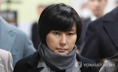 Chang Si-ho enters the Seoul Central District Court on Dec. 6, 2017, for a sentencing hearing in connection with the influence-peddling scandal that removed former President Park Geun-hye from office in March. (Yonhap)