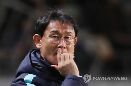 South Korea women's national football coach Yoon Duk-yeo watches the match between South Korea and North Korea at the East Asian Football Federation (EAFF) E-1 Football Championship at Soga Sports Park in Chiba, Japan, on Dec. 11, 2017. (Yonhap)