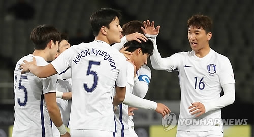 South Korea men's national football team players celebrate after they earn a 1-0 lead following North Korea's own goal during the match at the EAFF E-1 Football Championship at Ajinomoto Stadium in Tokyo on Dec. 12, 2017. (Yonhap)