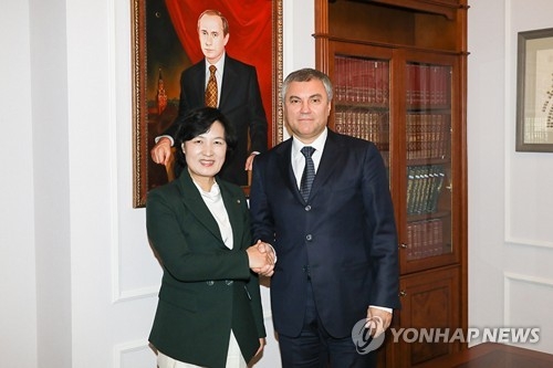 Choo Mi-ae (L), the leader of South Korea's ruling Democratic Party, shakes hands with Vyacheslav Viktorovich Volodin, the chairman of the State Duma, the lower house of Russia's parliament, before their talks in Russia on Dec. 12, 2017 in this photo provided by her party. (Yonhap)