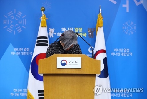 South Korean Foreign Minister Kang Kyung-wha bowed her head expressing regret over a controversial comfort women deal that she said has left scars to the hearts of victims and their families during a press conference held in Seoul on Dec. 27, 2017. (Yonhap) 