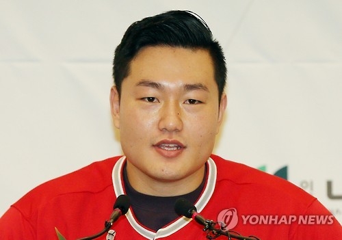 In this file photo taken Dec. 23, 2015, South Korean baseball player Choi Ji-man speaks at a press conference in Incheon. (Yonhap)