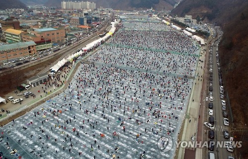 This 2017 file photo shows visitors crowding onto a frozen river to fish for "sancheoneo," a type of mountain trout, during the annual Hwacheon Sancheoneo Ice Festival in Hwacheon, 120 kilometers northeast of Seoul. (Yonhap)