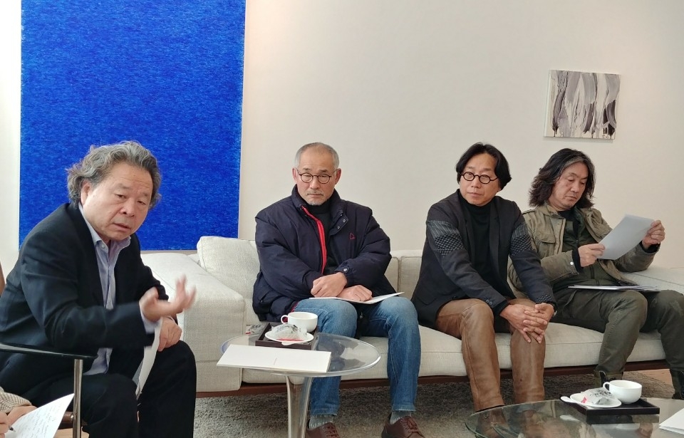 Art critic Yoon Jin-sup (L) explains the new exhibition "The Post Dansaekhwa of Korea" at Leeahn Gallery in Seoul on Jan. 3, 2018. (Yonhap)