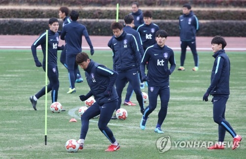 In this file photo taken Dec. 15, 2017, South Korea national football team players train on the West Field of Ajinomoto Stadium in Tokyo. (Yonhap)
