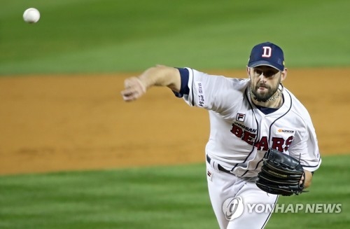 In this file photo taken Oct. 30, 2017, Dustin Nippert, then of the Doosan Bears, throws a pitch in Game 5 of the Korean Series against the Kia Tigers at Jamsil Stadium in Seoul. Nippert agreed to terms of a one-year deal with the KT Wiz on Jan. 4, 2018. (Yonhap)