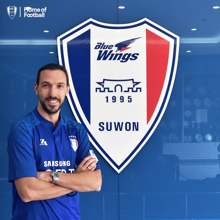 This photo provided by Suwon Samsung Bluewings shows their newly signed striker Dejan Damjanovic at the club's office in Suwon, Gyeonggi Province, on Jan. 4, 2018. (Yonhap) 