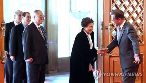 President Moon Jae-in (R) greets members of the Korean Senior Citizens Association as they arrive at the presidential office Cheong Wa Dae for a special meeting on Jan. 5, 2018. (Yonhap)