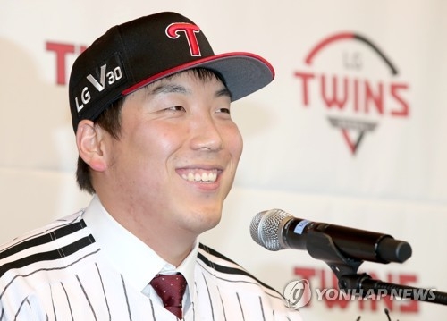 Kim Hyun-soo signs ￦11.5-billion deal to stay with LG Twins