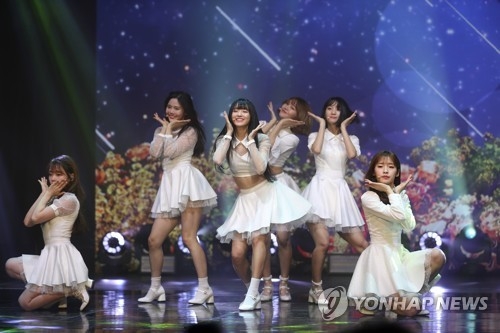 K-pop group Oh My Girl performs on stage during a media showcase for its fifth EP, "Secret Garden," at Shinsegae Mesa Hall in central Seoul on Jan. 9, 2017. (Yonhap)
