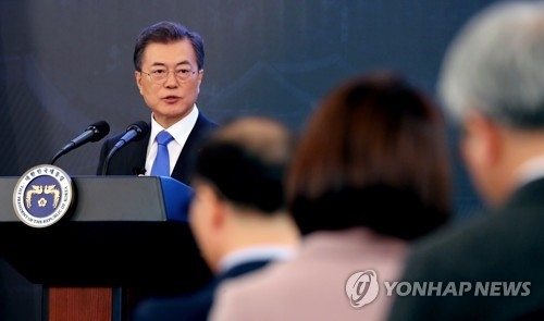 President Moon Jae-in (L) delivers a keynote speech at the start of his press conference held at the presidential office Cheong Wa Dae in Seoul on Jan. 10, 2018. (Yonhap)