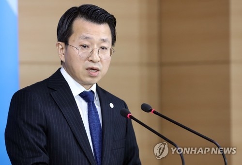 This photo, taken Jan. 10, 2018, shows Baik Tae-hyun, the spokesman for Seoul's unification ministry, speaking to reporters at a briefing. (Yonhap)