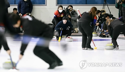 Canadian Curler Ryan Fry (C), a gold medalist, joins a training session of South Korea's national curling team at Jincheon National Training Center in Jincheon, 90 kilometers south of Seoul, on Jan. 10, 2018. (Yonhap)