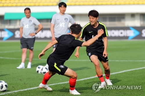 This file photo taken May 30, 2018, shows South Korea's Lee Chung-yong (R) training with his teammates in Jeonju, North Jeolla Province. (Yonhap)