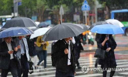 The file photo shows people commuting in the morning. (Yonhap)