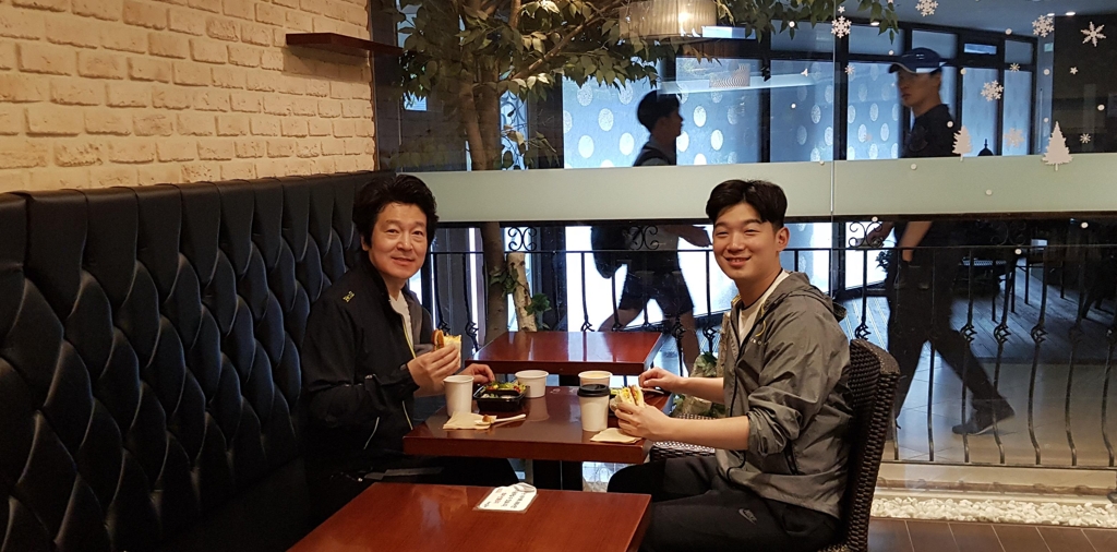 In this photo taken June 5, 2018, Banpo Riche resident Yang Jong-moon (L) and his son eat breakfast at the apartment's community center in southern Seoul. He likes to pick up breakfast there once or twice a week. (Yonhap)