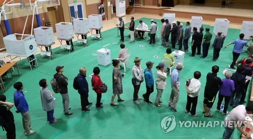 Voters stand in line at a polling station in Chuncheon, Gangwon Province, to cast their ballots in South Korea's local government elections on June 13, 2018. (Yonhap)