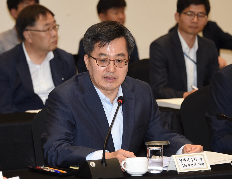 Finance Minister Kim Dong-yeon speaks during an economy-related ministers meeting in Songdo, just west of Seoul, on July 4, 2018. (Yonhap)