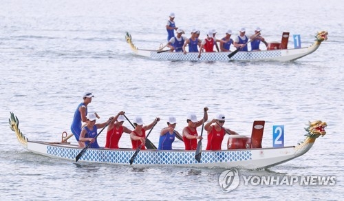 South Korean and North Korean dragon boat paddlers train at Chungju Tangeum Lake International Rowing Center in Chungju, about 150 kilometers south of Seoul, on July 30, 2018. They will compete on the same team at the Aug. 18-Sept. 2 Asian Games in Indonesia. (Yonhap)
