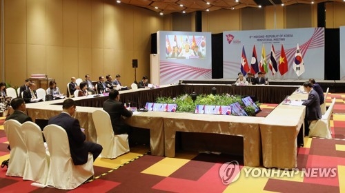 South Korea and five Mekong countries -- Myanmar, Laos, Thailand, Cambodia and Vietnam -- hold a foreign ministerial meeting in Singapore on Aug. 3, 2018. (Yonhap)