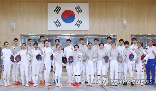 Members of the South Korean men's and women's fencing teams pose for photos during the media day event at the Jincheon National Training Center in Jincheon, 90 kilometers south of Seoul, on Aug. 6, 2018. (Yonhap)