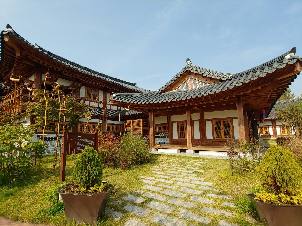Yonhap Feature) Commercial appeal of Korean traditional house 'hanok' put  to test | Yonhap News Agency