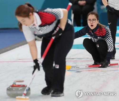 This file photo, taken on Feb. 23, 2018, shows South Korean curler Kim Eun-jung (R) shouting "Yeong Mi" to her teammate during a PyeongChang Winter Olympics match. (Yonhap)