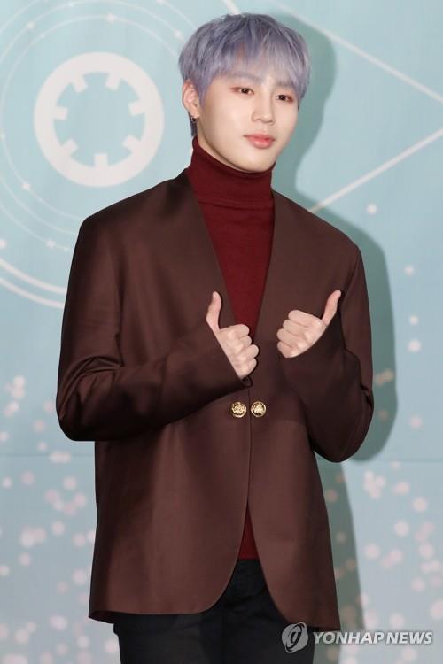 Wanna One member Ha Sung-woon poses for photos during a press conference held on Nov. 19, 2018 to announced the release of the boy band's first full-length album "1¹¹=1 (Power of Destiny)." (Yonhap)