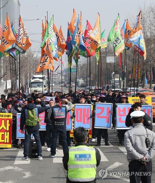  Daewoo Shipbuilding workers walk out over sale to Hyundai Heavy