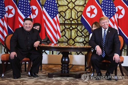 (LEAD) (US-NK summit) Trump says in no rush while Kim predicts good results from Hanoi talks