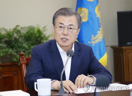 President Moon Jae-in speaks at a meeting with his senior aides at Cheong Wa Dae on April 15, 2019. (Yonhap)