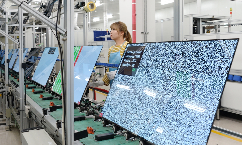An employee of LG Electronics Inc. checks OLED panels at a production line in Gumi, some 260 kilometers southeast of Seoul, on May 14, 2019, in this photo provided by the TV maker. (Yonhap)