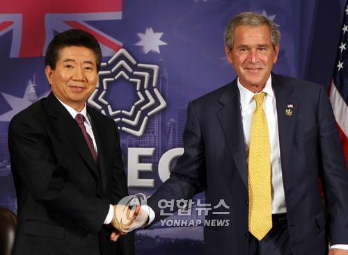 (LEA) Moon to meet former U.S. President Bush this week