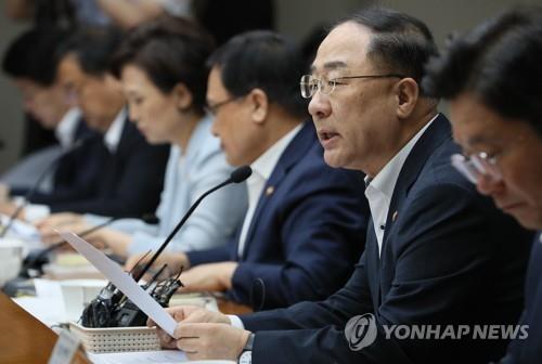 Finance Minister Hong Nam-ki (2nd from R) speaks at a meeting on economic vitality and innovative growth in Seoul on Aug. 21, 2019. (Yonhap)