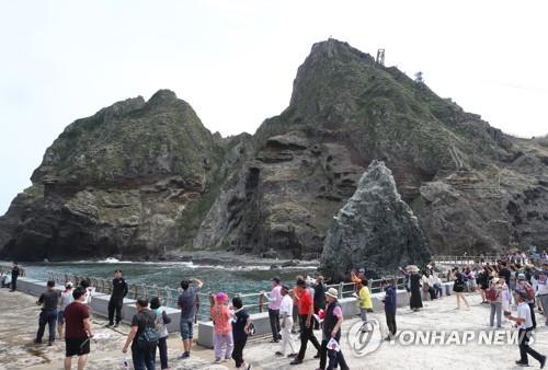 Visitors tour South Korea's easternmost Dokdo islets on Aug. 19, 2019, when the Dokdo tour reopened after being suspended for six days due to high waves. (Yonhap)
