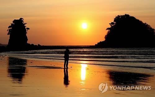 This file photo shows a sunset in Ggotji Beach in Taean, South Chungcheong Province. (Yonhap)