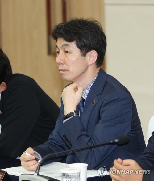 This undated file photo shows Youn Kun-young, outgoing director for the state affairs planning and monitoring office at Cheong Wa Dae. (Yonhap)