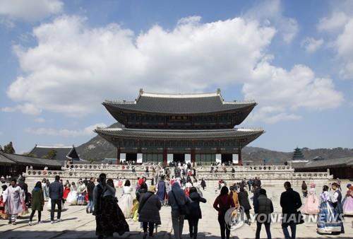 This file photo taken on March 24, 2019, shows tourists visiting Gyeongbok Palace in central Seoul. (Yonhap)