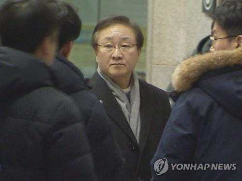 This photo captured from Yonhap News TV shows Kim Shin, former CEO of Samsung C&T, arriving at the Seoul Central District Prosecutors Office in southern Seoul on Jan. 7, 2020. (PHOTO NOT FOR SALE) (Yonhap)