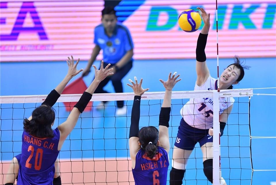 In this photo provided by FIVB on Jan. 11, 2020, Kang So-hwi of South Korea (R) hits a spike against Huang Chin-Hsuan (L) and Hsieh Yi-Chen of Chinese Taipei in their semifinals match of the Asian Olympic women's volleyball qualification tournament at Korat Chatchai Hall in Nakhon Ratchasima, Thailand. (PHOTO NOT FOR SALE) (Yonhap)