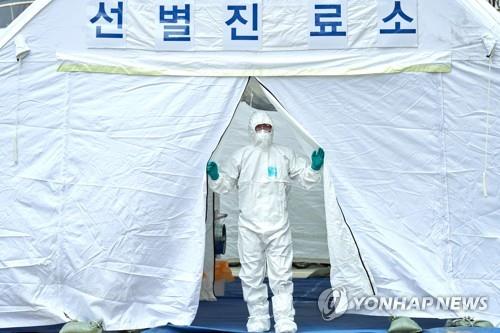 A medical staff member stands by the quarantine area of Boramae Medical Center in Seoul on Jan. 27, 2020. (Yonhap)