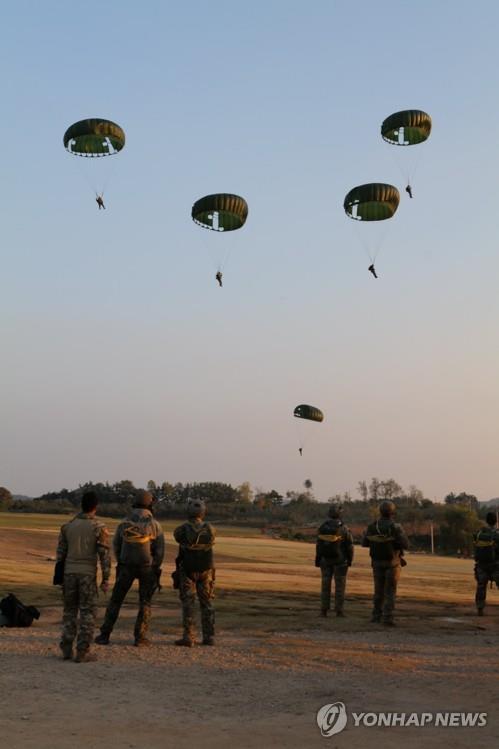 This photo uploaded on the Defense Visual Information Distribution Service (www.dvidshub.net) on Dec. 16, 2019, shows South Korean and the U.S. special forces observing static line airborne operations in Gangwon Province, South Korea, on Nov. 7, 2019, as part of their regular proficiency training. (PHOTO NOT FOR SALE) (Yonhap)