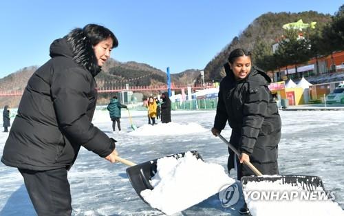 (LEAD) Tourists brave coronavirus, unseasonal weather to enjoy Hwacheon ice fishing festival
