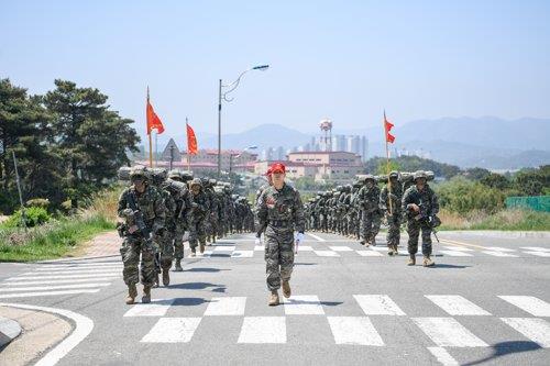 This photo captured from the website of the ROK Marine Corps Education & Training Group on Feb. 6, 2020, shows enlistees on a loaded march. (PHOTO NOT FOR SALE) (Yonhap) 