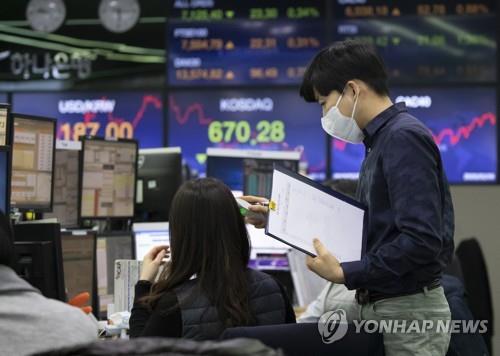 This file photo taken on Feb. 7, 2020, shows dealers at a KEB Hana Bank branch in Seoul. (Yonhap)