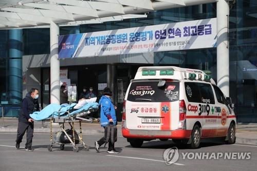 (3rd LD) S. Korea struggles to secure more hospital beds, medical staff amid spiking virus cases